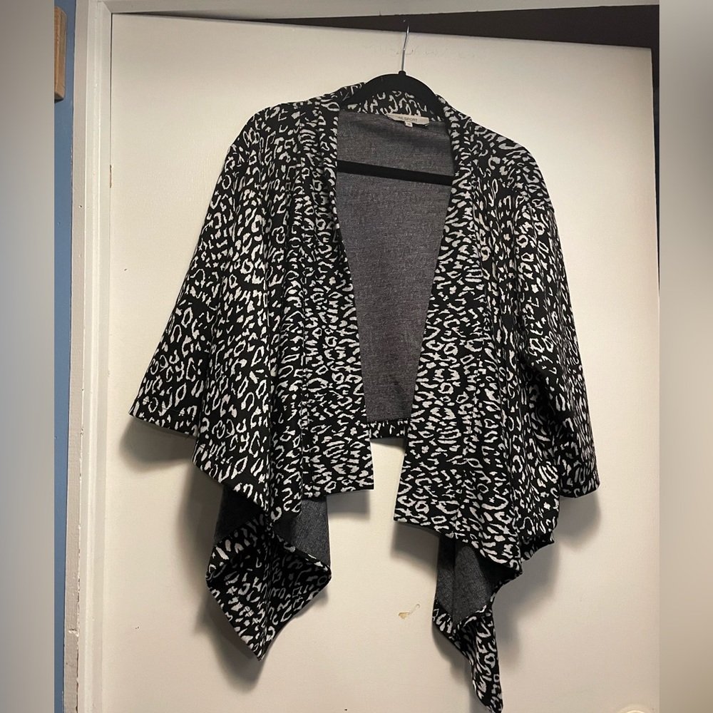 AE Sport Cropped Cardigan 3/4 Sleeve Women’s Sweater Black w White Animal Print